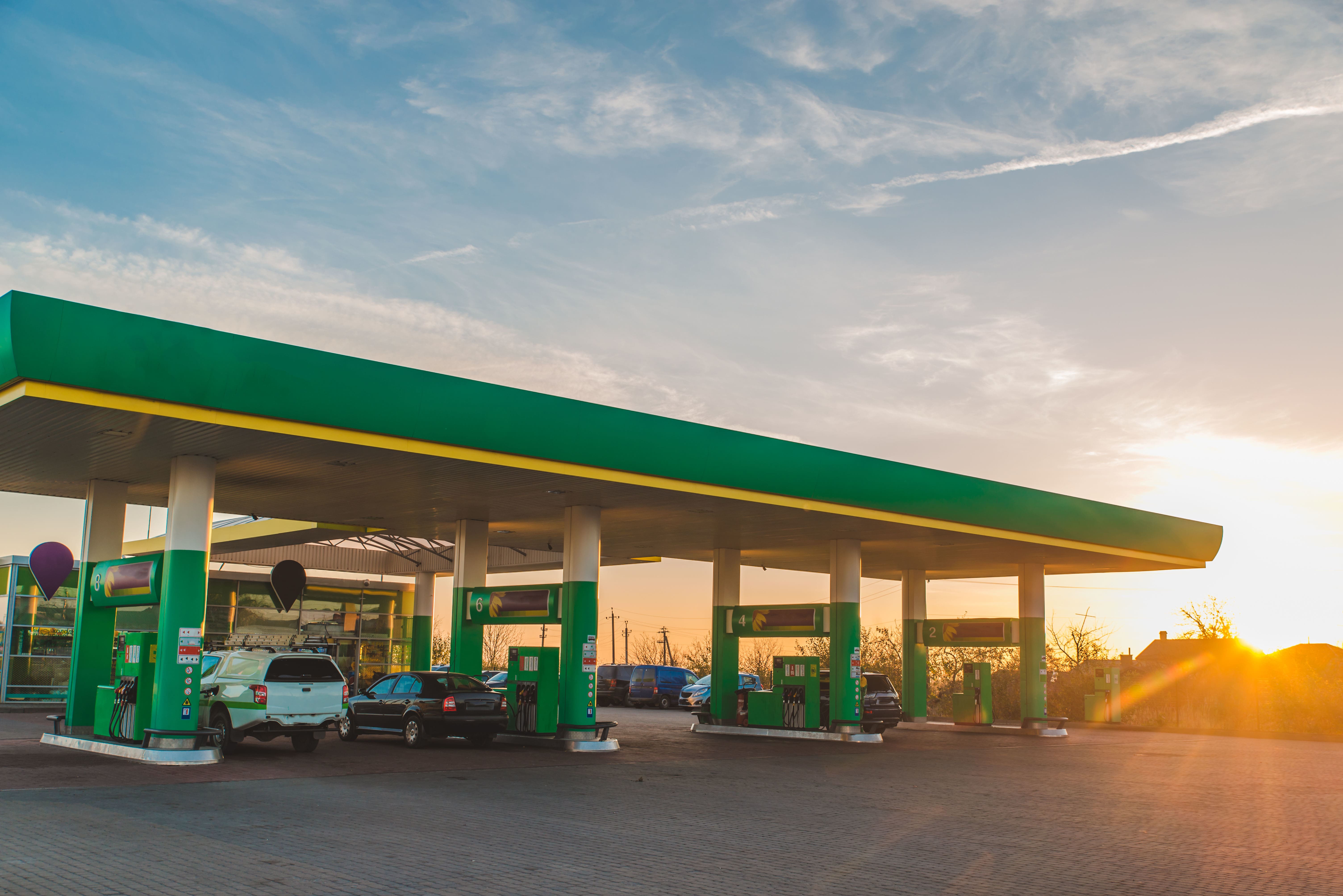 Цены на бензин в США могут обновить исторический максимум